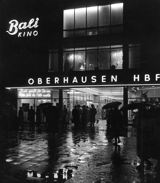Eingang des Hauptbahnhofs Oberhausen, Bali Kino – Bali spielt für Sie von 9 Uhr früh bis 1 Uhr nachts (Foto: Stadtarchiv Oberhausen/Dr. Wolf Strache)